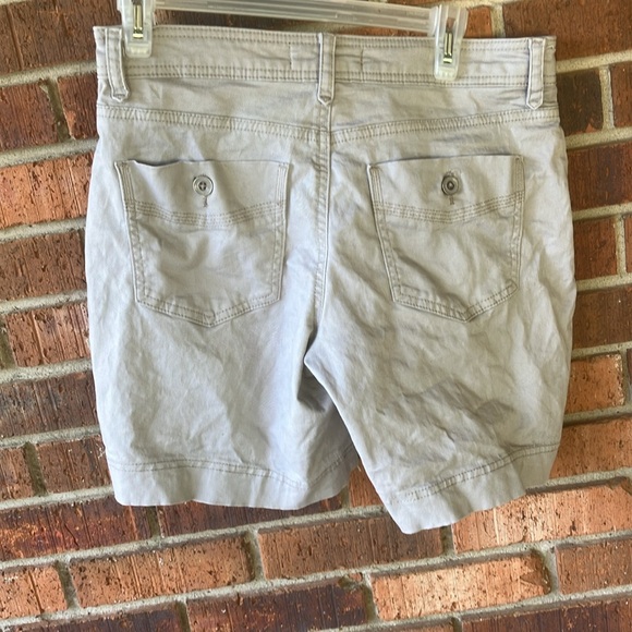 Size 6 Petite✨khaki color shorts - Picture 2 of 11